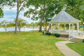 Walkable Barberton Apartment 9 Mi to Akron!